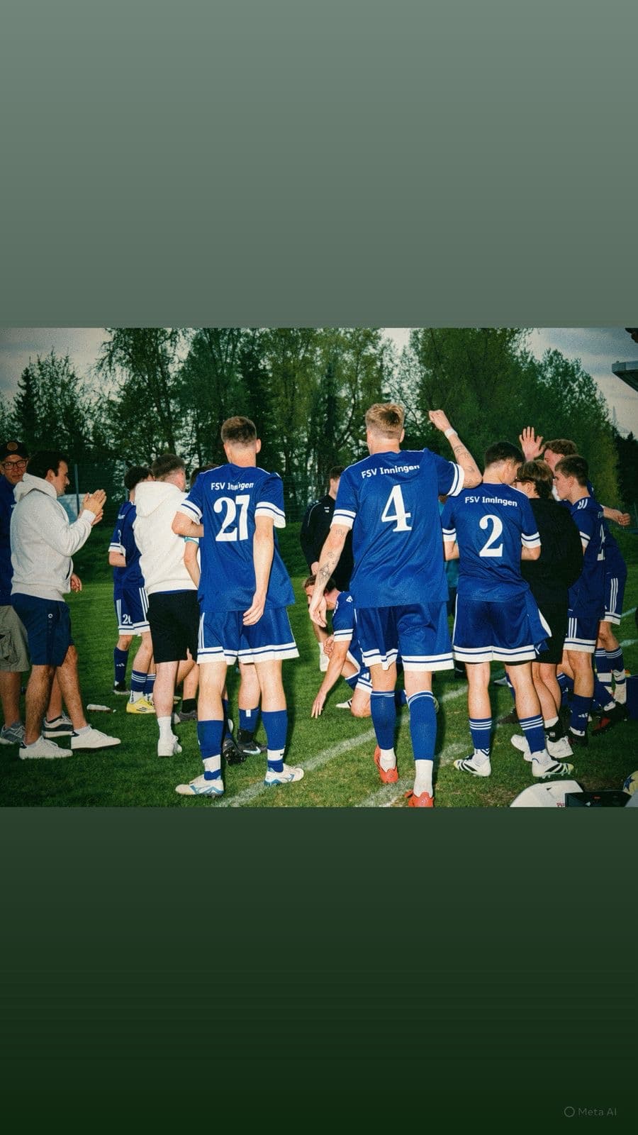 FSV Inningen Mannschaft mit Fans nach dem Sieg